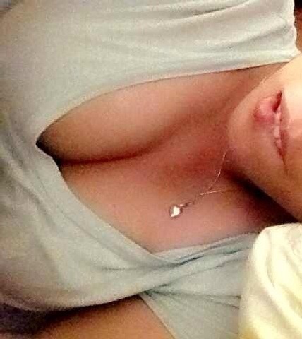 ellielovesandfucks:  Cum on my cleavage, please? 