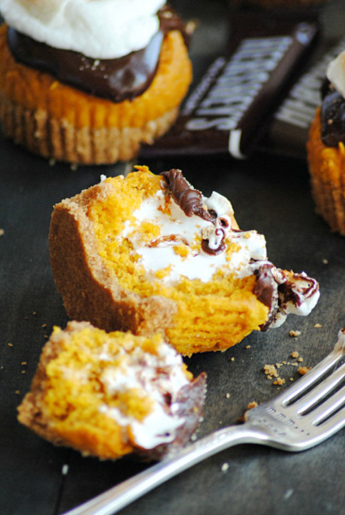 magicalfoodtime: (via Pumpkin S’mores Cupcakes - Something Swanky)