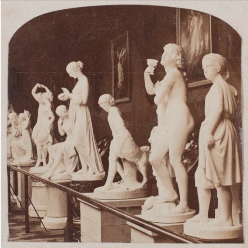 hismarmorealcalm:Anonyme  Série de sculptures et de tableaux présentée lors d’une expo