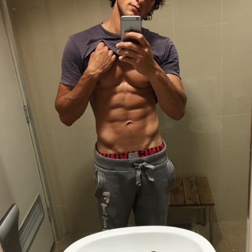 https://sexyboysbeingsexy.tumblr.com/post/121265709686