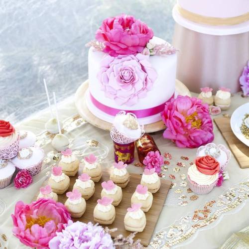 @elizabethscakeemporium makes the most gorgeous cakes!  Image courtesy of the fabulous @cecelinaphot