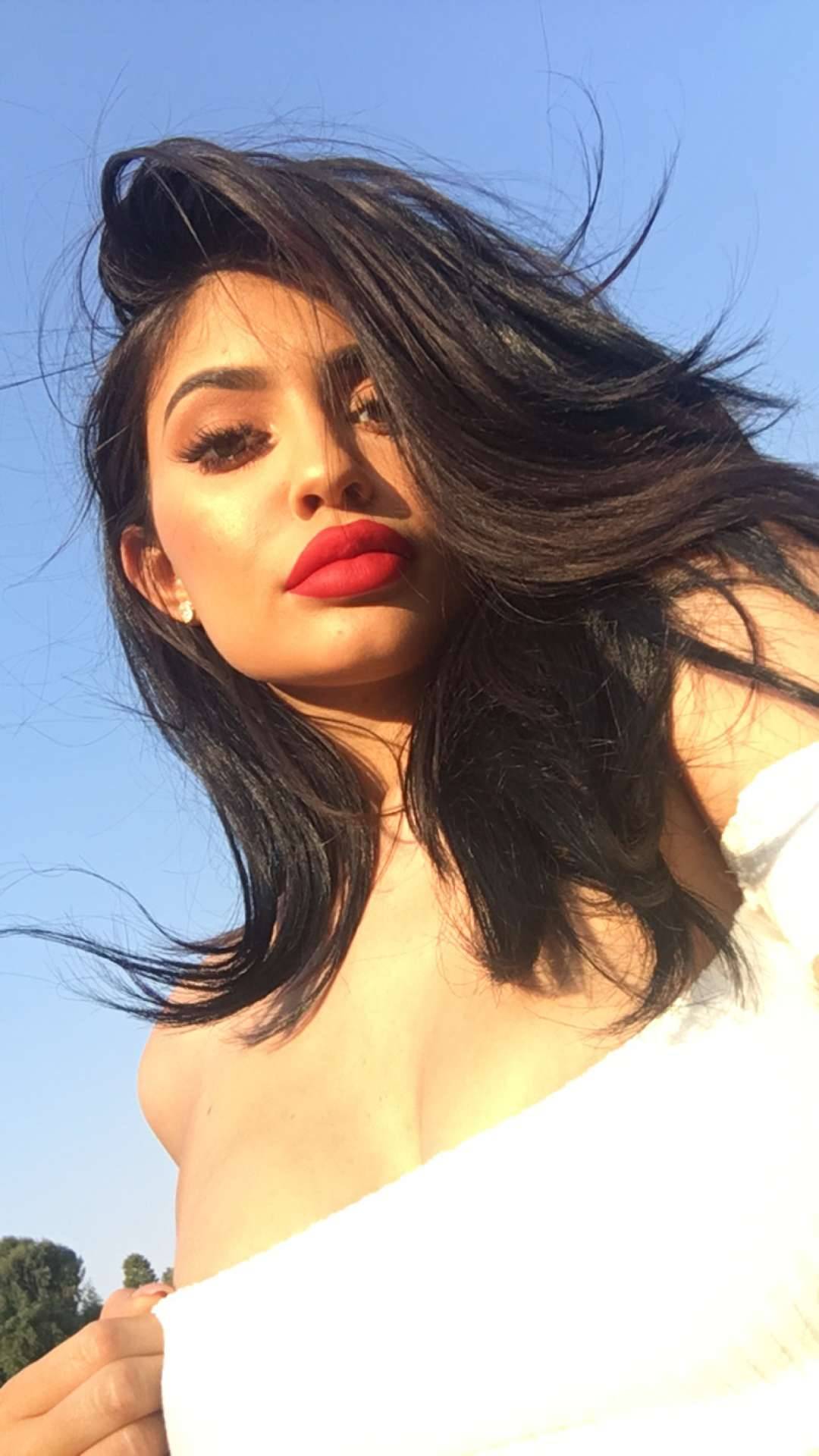 h0ttestcelebrities:  Kylie Jenner   ENJOY. 😎http://pt2391.tumblr.comTHANKS TO