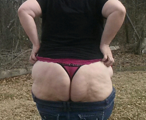 damnthosehips:  I love to flash my booty…