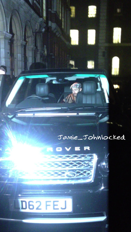 jamiejohnlocked: Daily “went straight to the car” Martin LOL~ This stage door is just so