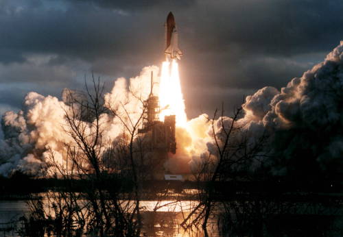 humanoidhistory: 20 YEARS AGO TODAY – The Space Shuttle Atlantis blasts off from Launch Pad 39A at 7