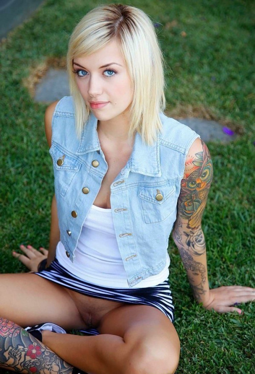 girlsgoingcommando3: Tattoo’s and a clam in the garden Soooooo Damn HOT, and Very GORGEOUS!!!