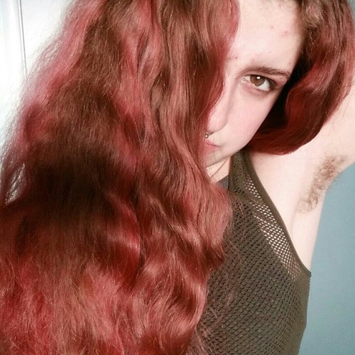 achselhaare:I love my body hair, it’s given me so much confidence, and people who have to hate on me for that are really sad, and stupid. People have body hair, and people are gross. I’ve come to that realization noticing my own habits. I’ve also