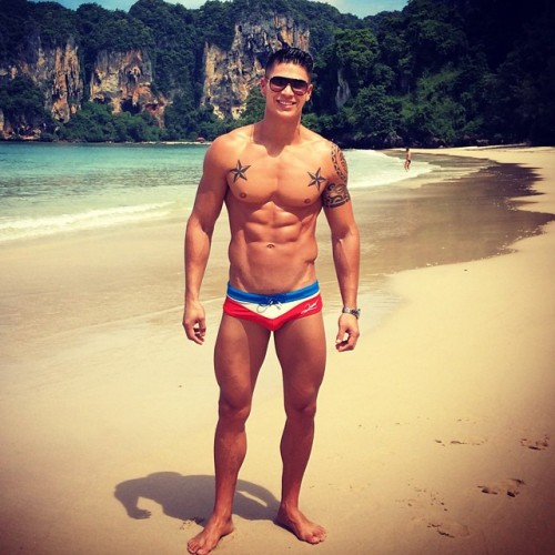 hawaiianbi808:  welcum-to-paradise-808:  fuck  DAMN 