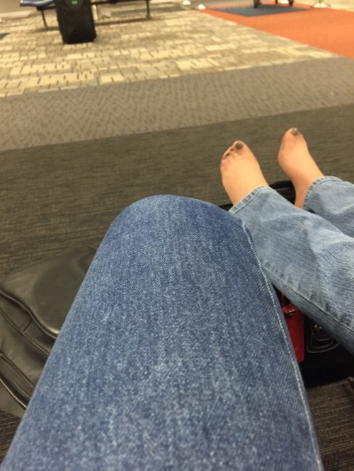phfthot: Sweet petite feet show at the airport. Stockings under jeans.