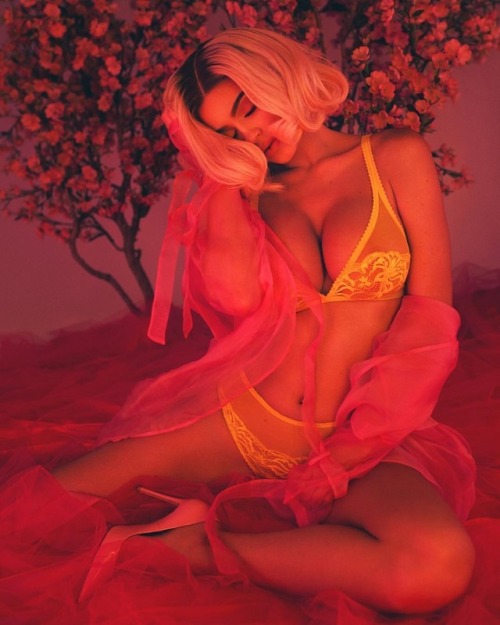 Sex celebsnude115:  Kylie Jenner shoot ( nipples pictures
