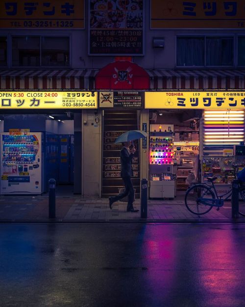 tokyoluvblog: A store selling neons and light bulb just to make amazing reflection in the rain ☔http
