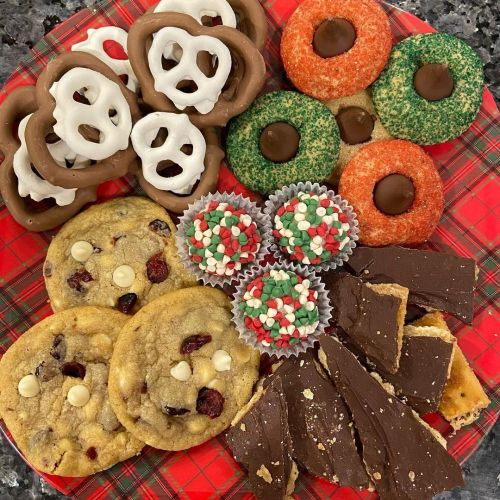 Merry Christmas everyone! Here is the 2021 edition of our Christmas Cookie Plate. It features a fest