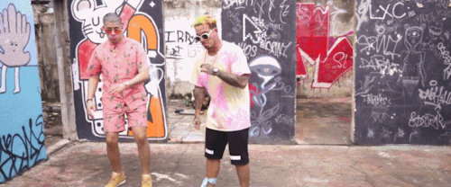 iamblueberrypie:  Si tu novio te deja sola… ♪ ♫ ♬ ♪ ♫ ♬