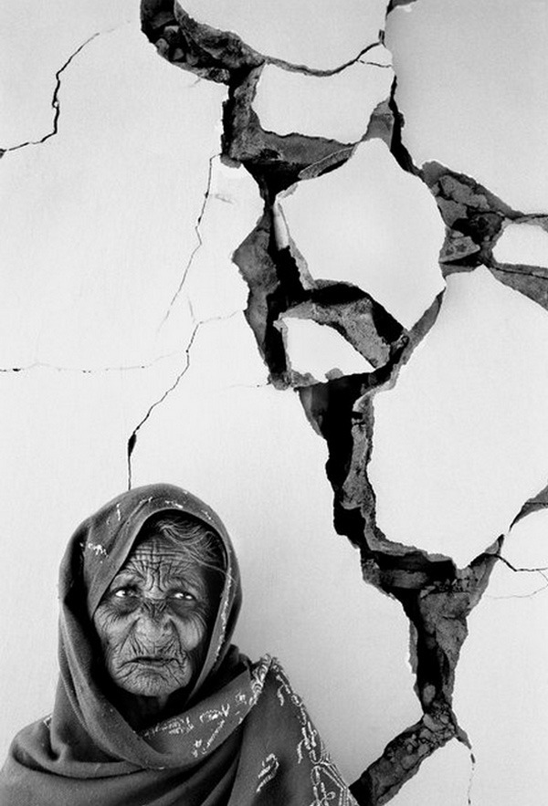 reportagebygettyimages:  After an earthquake, a woman waits for aid to arrive at