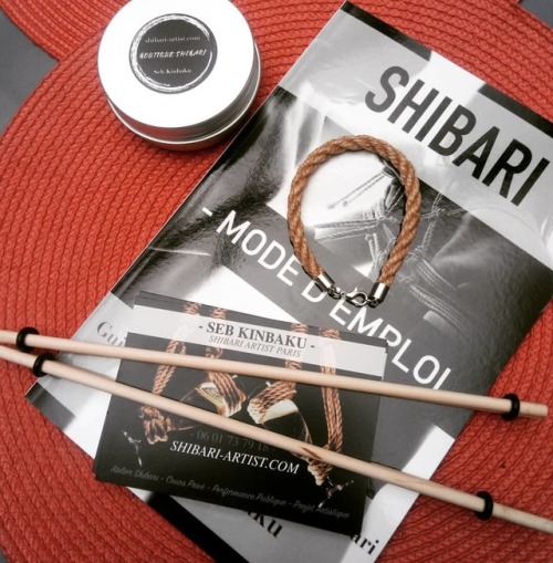 Le guide, les pinces japonaises, de la wax et le bracelet shibari !!! Un joli colis en destination d