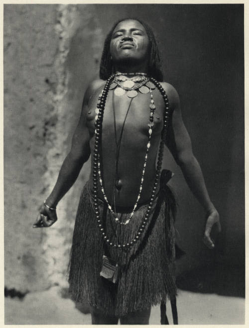 les-sources-du-nil:
“ Hugo Adolf Bernatzik (1897-1953)
Sudanese Belly Dancer, Sudan, 1930
”