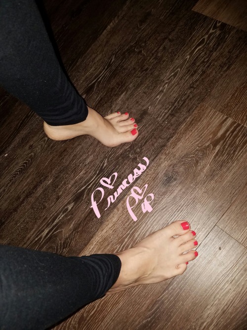 princesspipsperfect10: Happy Friday! Love, Pip her feet are absolutely gorgeous
