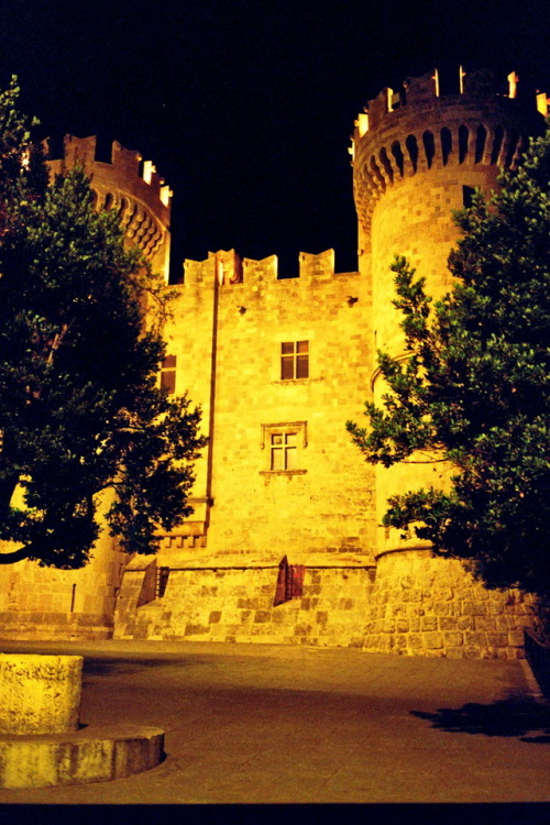 I can’t love you in the dark.Nightshot of the Grandmaster’s Palace, Rhodes 2017.