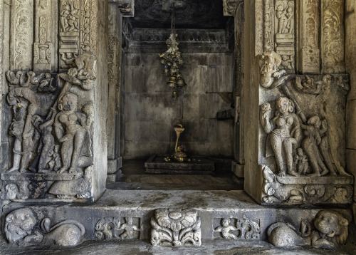 Shiva lingam, Bateshwar group of temples, Madhya Pradesh, photos by Kevin Standage, more at https://