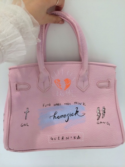 Hand painted purses by Guernika (via HP France).