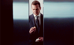 queenrafferty:  Harvey Specter + Eating