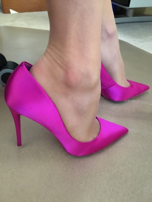 mykinks18plus: mygorgeouslegs: Think my new skirt matches my heels well!