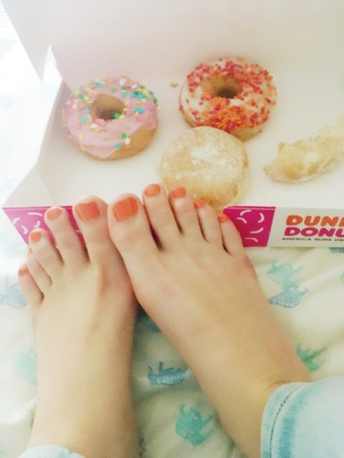 ilovesexyfeet-wow:  cutesexytoes:  I haven’t posted my feet in a while, so this is for the followers who have been so patiently waiting 😋🍩  Sweeet toes👅👅👅