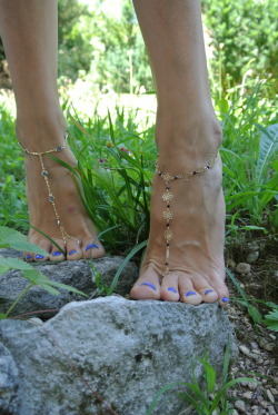 hippie-feet:  tiptoeing…