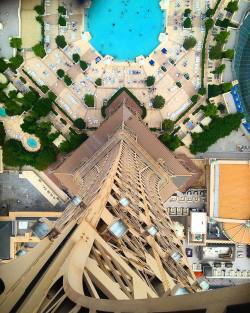 meanwhileinvegas:  at the top of the Eiffel Tower like HELLO !!! ☺️☺️☺️☺️☺️☺️☺️ by nanalove6 http://ift.tt/1LbdNwl   Vertigo