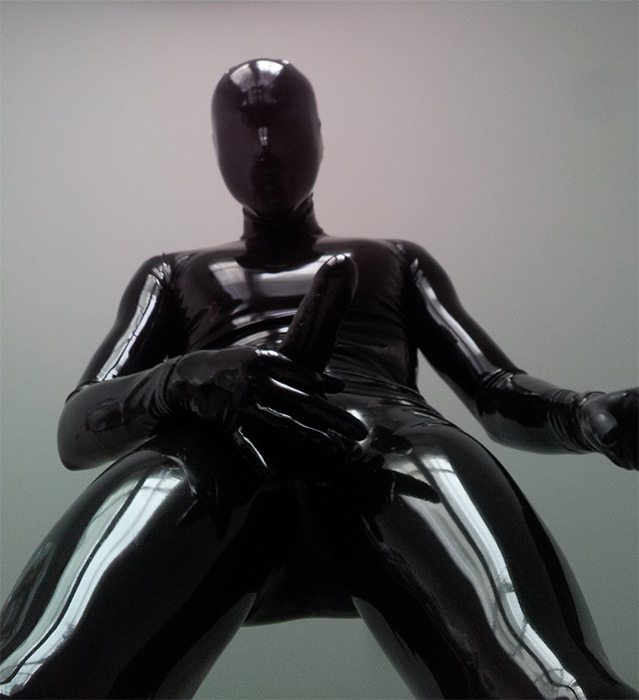 rubbercanuck:  So fucking hot….imagine how horny he feels inside that tight sweaty