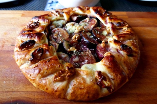 valshomecooking:Rustic pie with fresh figs, coppa di Parma, blue cheese and walnuts,My hubby has bee