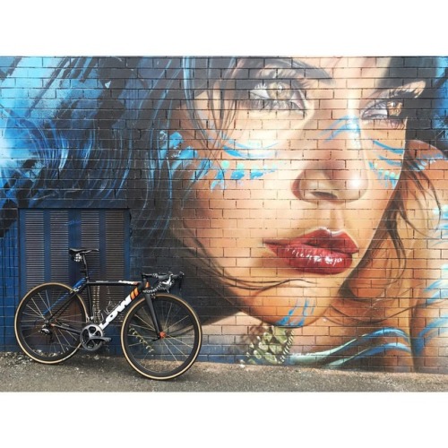 joshemei: She’s a beaut! #baaw #roadbike #godandfamous #streetart #lowbicycles #thismachinekillscarb