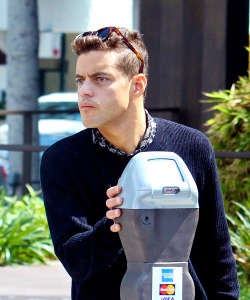 jcoleknowsbest:  negactivity:  afghanistaniani-deactivated83725:  beyonslayed:  antisocialelliot:  celebritiesofcolor:  Rami Malek out in Beverly Hills  he is suspicious  Why does he look so good     STOP  I’m so dead 