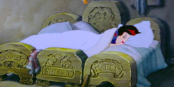 friendlycloud:  yeah-disneygeek:  Princesses + Beds  Sleeping Beauty is expert 