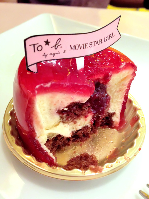 Agnes b. x Peltier Omotesando &ldquo;Movie Star Girl&rdquo; cake.