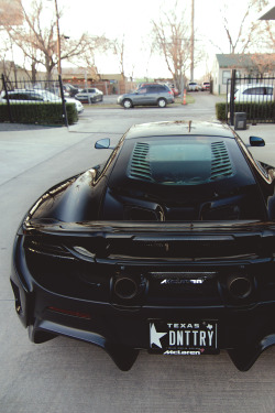 artoftheautomobile:  McLaren 675LTvia Arya