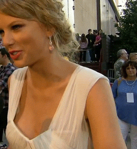 swanswanhummingbird:  Taylor Swift. Almost.