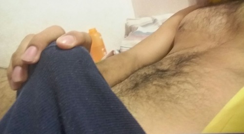 fotosgaysincensura:  Hetero peludo 😍  Qué selva tiene me encanta 🙈  Rebloguea para más 