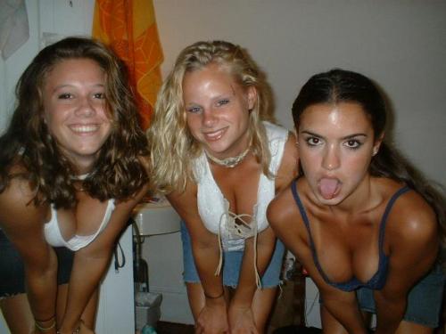 downblousetits:  First glimpse of tits