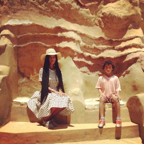 blackishbluish:fashizblackdiary:Solange Knowles and her son in Dakar (Senegal).Me as a mom :)
