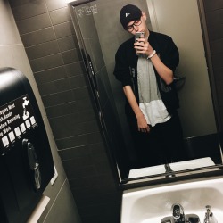 greatgrandmemes:  Starbucks bathroom lighting