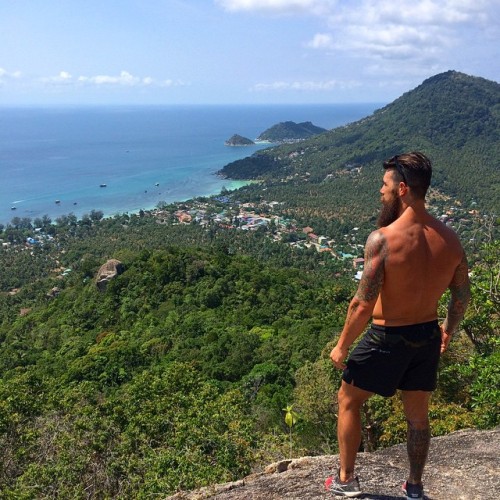 mrteenbear:  Active Rest Sundays… The Top of Koh Tao Thailand Yesterday on the hike.  Now if that doesn’t get your blood pumping I don’t know what else to say!  Epic day!  Good luck to all the 15.2 ReDo’s  #wanderlustwods #thegoodlife #truefreedom