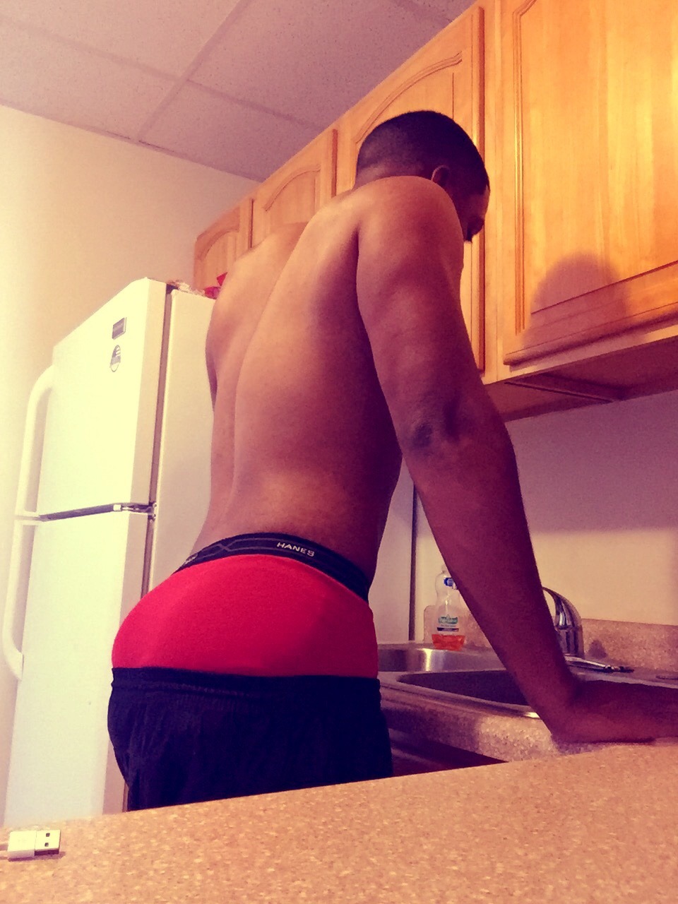 seeker310:  asskingz:  Mo red…  Reblog and FOLLOW @asskingz​ for the BEST ASS
