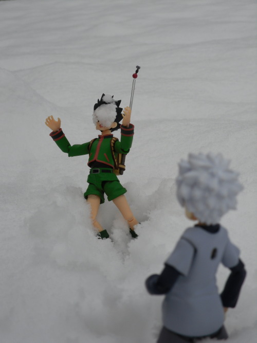 kabi-kinoko: Stuck in the snow there is nothing left to do than a snowball match. Click the pictures