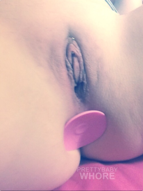 prettybabywhore:  My first ever time using my buttplug.
