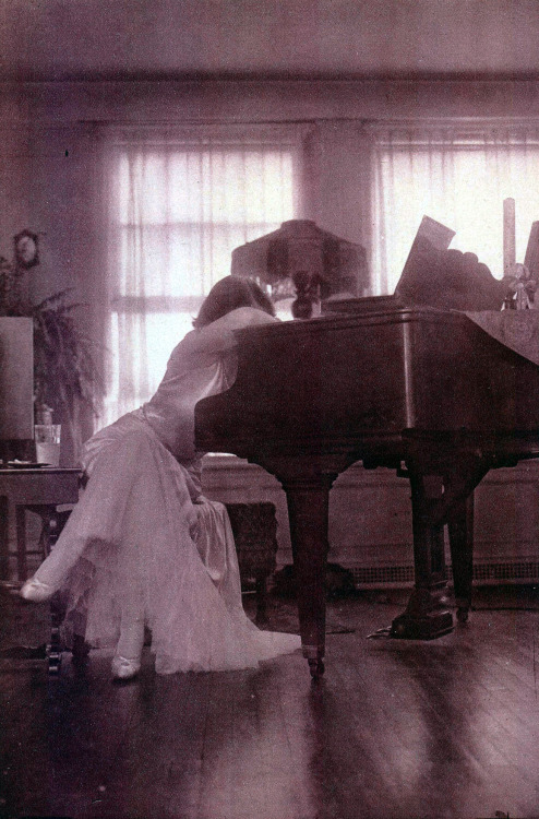 musicbabes:A l'aube, regrets, 1933.