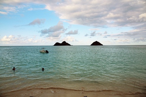 Warm water &amp; two islands, Oahu. 