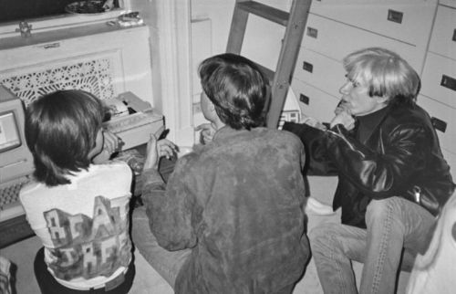 vintageeveryday: Steve Jobs showing Andy Warhol, Keith Haring and Kenny Scharf how to use a Macintos