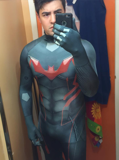 comandanteraven:  Spandex sharing! Right? Left? Both?