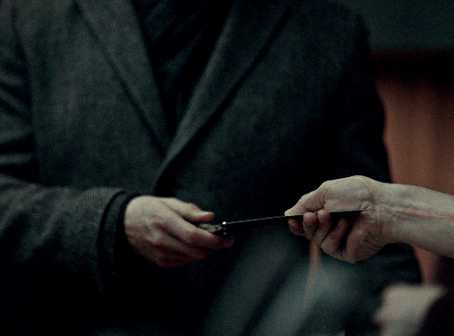 amatesura:They told me he knew exactly how to cut me.HANNIBAL + knives